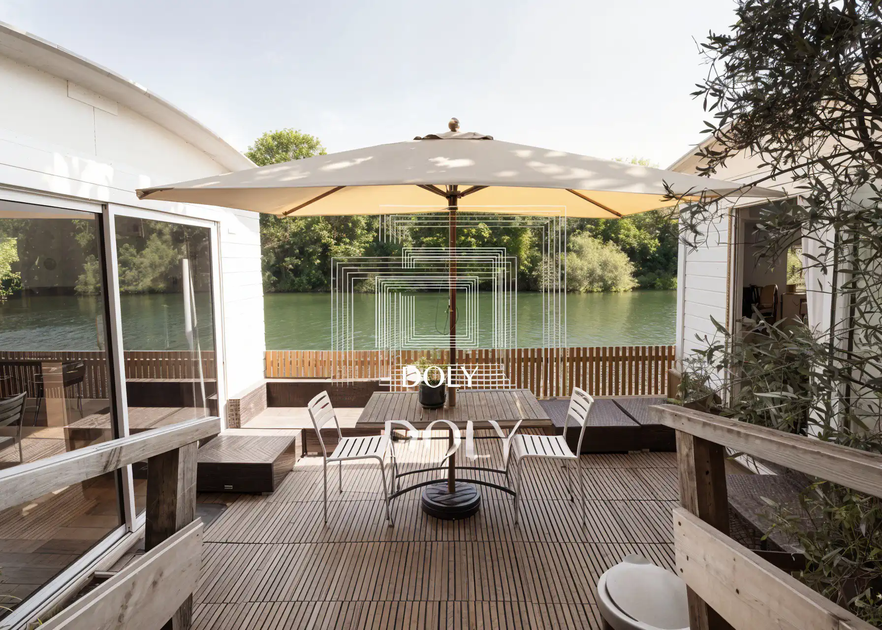 Vue extérieure de la péniche depuis la rive