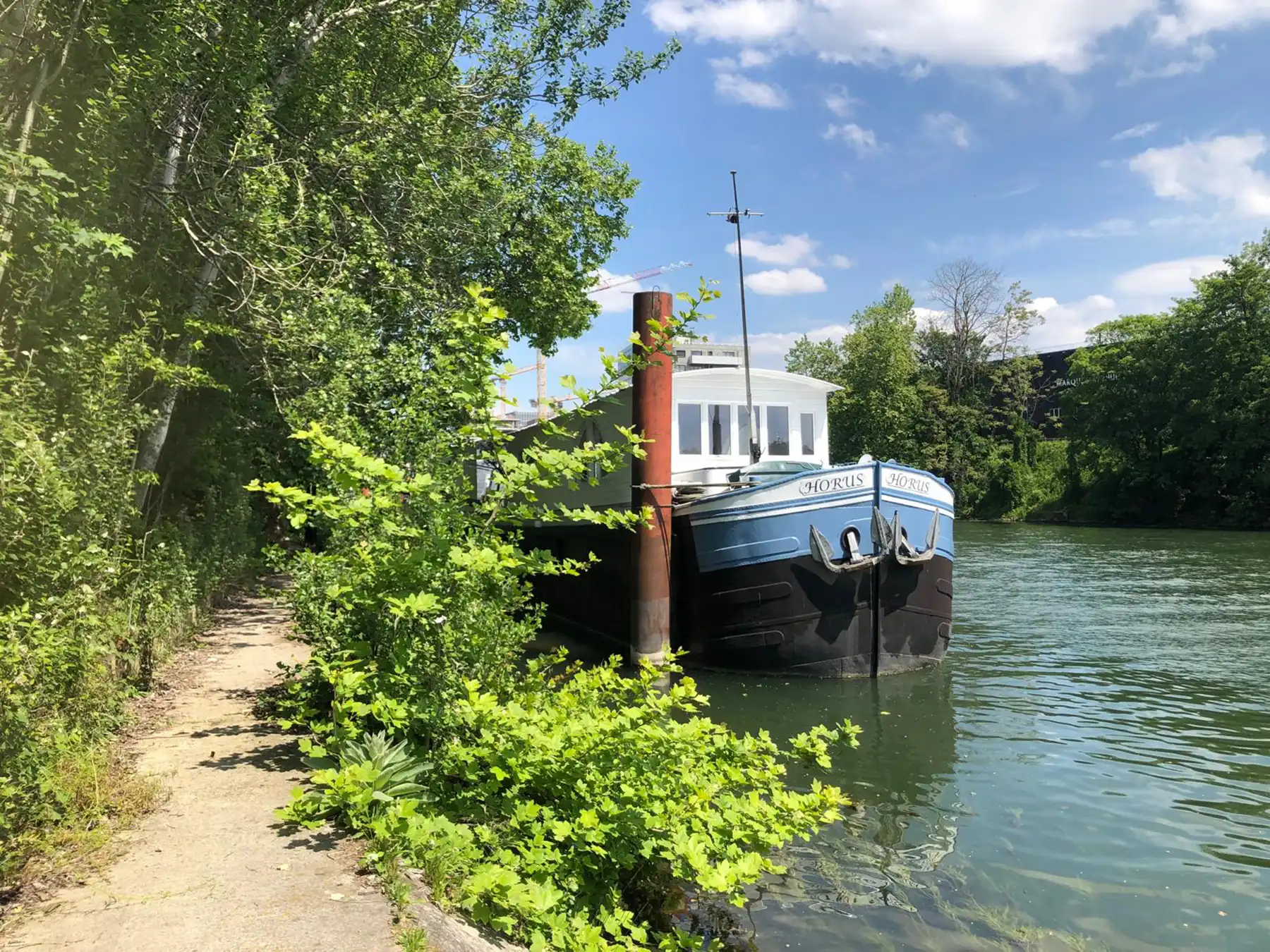 Été sur la terrasse de la péniche, longues journées lumineuses