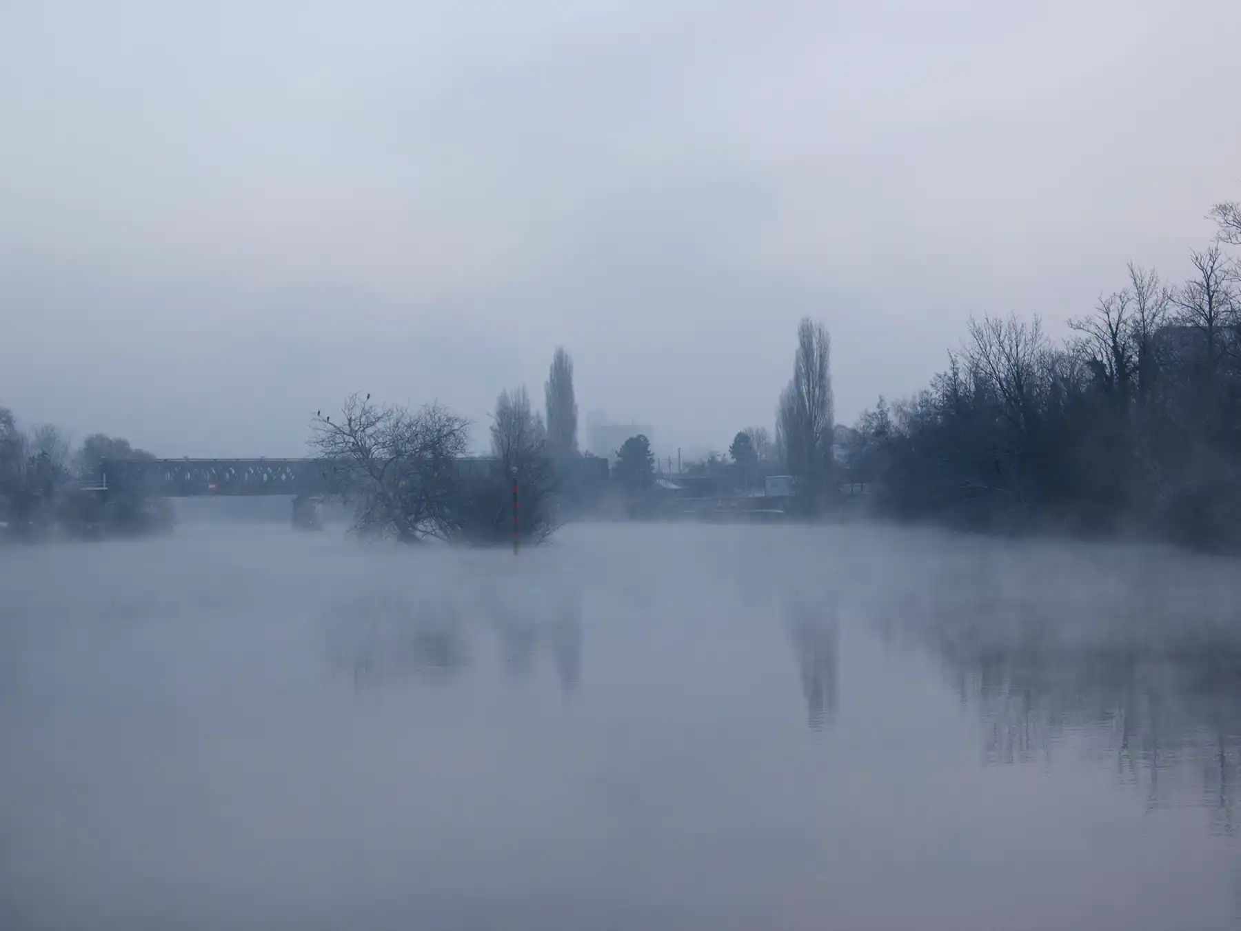 Hiver sur la péniche, lumières du loft reflétées dans la Seine